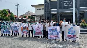 Buat dia pujian untuk menarik perhatian. Tuntut Insentif Dibayar Nakes Rsud Bumiayu Geruduk Dprd Brebes Beritasatu My Id Berita Satu