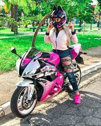ａｌeｈ ｆｅｌｉｘ on instagram cbr600rr bikes female femalebikeriderscommunity girl riders biker riding red bike female biker super bikes