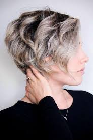 Les tendances cheveux courts en 2021, les plus jolies coupes. Idee Coiffure Coupe Courte Femme Racines Noires Et Meches Blondes Et Caramel Coiffure Etag Madame Tn Magazine Feminin Numero 1 Mode Beaute Shopping Lifestyle