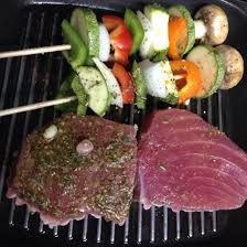 En menos de 5 minutos conseguimos preparar un manjar sano y bueno ¿de camino a casa con hambre y con una nevera vacía? Atun Con Brocheta De Vegetales Atun Fresco Atun A La Plancha Comida