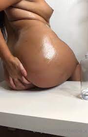 Theoliviamonet You like it when I oil up my booty xxx onlyfans porn video