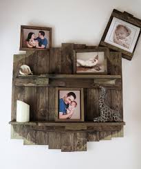 Aus ihnen kann man zum beispiel noch eine spannende verzierung für einen alten. Diy Palettenregal Und Bilderrahmen Aus Paletten The Inspiring Life
