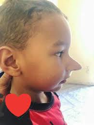 Su hijo le mintió y ella le tomó una foto, la editó alargándole la nariz y  se la mostró explicándole cómo crece la nariz cuando miente. Ahora anda  todo preocupado, pero bien