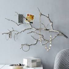 Le Porte Bijoux Mural Une Deco Pratique Et Belle Archzine Fr Porte Bijoux Mural Porte Bijoux Magasin Bijoux