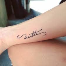 Por teu santo espírito que habita em mim por teu grande amor que não tem fim te adorarei por me inspirar na letra da canção por cantar agora e sentir sua unção te adorarei. Tipos De Letras Para Tatuajes Y Sus Nombres