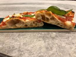 Questa ricetta si può preparare nel forno di casa. Anche La Pizza In Teglia Alla Romana Parla Napoletano Sciue Pizzainteglia A Pomigliano D Arco Luciano Pignataro Wine Blog