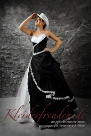 Check spelling or type a new query. Brautkleid Schwarz Weiss Im Trendigen Westernlook Kleiderfreuden