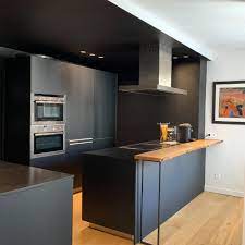 realisation d un plateau bar dejeuner en chene massif de france brut avec ecorce travaillee a la gouge finit cuisines maison cuisine sur mesure cuisine