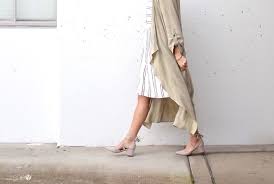 Here's how to style a duster jacket in 16 different ways for spring, plus five gorgeous options to shop now. How To Wear A Duster Cardigan Casual Vs Dressy How Does She