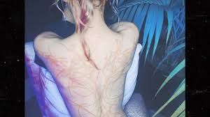 She first showed off the alien on the inside of her left wrist in january 2015 and then in january 2017 she covered it up with a new. Grimes Reveals Massive Back Tattoo Of Beautiful Alien Scars