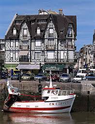 La Touques Et Les Quais Trouville Sur Mer Bateaux Transport Trouville Sur Mer Cote Fleurie Calvados Normandie Routard Com