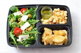 Il pranzo al sacco (o colazione al sacco, nella versione regionale lombarda) è un modo di consumare un pasto che prevede la predisposizione anticipata di cibi e alimenti (a seguito di preparazione casalinga o di acquisto) per una loro consumazione in spazi diversi da quelli domestici. Per Il Primo Pranzo Ho Preparato Un Insalata Mista Dei Crostini Di Pane E Delle Mele A Dadini Con Limone E Cannel Idee Pranzo Sano Ricette Pasti Veloci E Sani