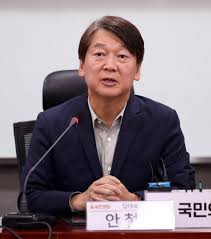 국민의당 안철수 대표가 20일 기자회견을 열고 내년 4월 서울시장 보궐선거 출마 선언을 한다. ì„œìš¸ì‹ ë¬¸ ì•ˆì² ìˆ˜ ë…¸ë¬´í˜„ ìœ¤ë¯¸í–¥ ë¶€ë„ëŸ¬ìš´ ì¤„ ì•Œì•„ì•¼ì§€ ì¼ê°ˆí–ˆì„ ê²ƒ
