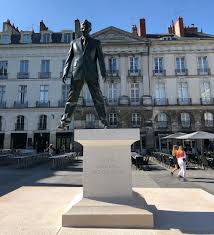 Philippe Ramette Eloge Du Pas De Cote 2018 Sculpture Installation Place Du Bouffay A Nantes Pour Le Voyage A Nantes Mille Mercis A Nantes Louvre Photo