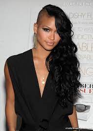 Photos La Chanteuse De R N B Cassie A Suivi Le Mouvement Boule A Zero Mais Plus Light Rasee Sur Un Cote Seulement Elle Donne Une Touche Rock A Son Image Lis