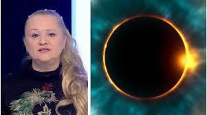 În prima eclipsă de soare din acest an vom avea soarele blocat aproape complet de către lună, urmând ca joi, 10 iunie, pe cer să rămână vizibil doar un cerc de foc din steaua în jurul căreia orbitează pământul, relatează live science. Lktueawh7jebzm