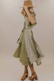 Cute And Simple Dress Outfit Ideas For Women Olive Green Print Dress Cute Date Night Outfit Inspiration For Vale Simple Outfits Simple Dresses Classy Outfits