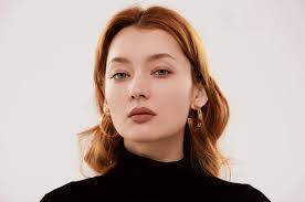 Lise Brown's Instagram, Twitter & Facebook