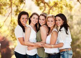 Se agregan miles de imágenes nuevas de alta calidad todos los días. Seniors Group Picture Poses Friend Pictures Poses Friend Photoshoot