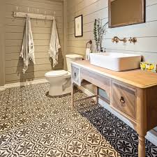 Pour l'exploiter de façon optimale, vous pouvez, par exemple, opter pour un wc compact et particulièrement pratique ou un lavabo de petite taille. 15 Idees Inspirantes Pour Relooker Sa Salle De Bain A Petit Prix Je Decore