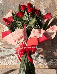 Mazzo 11 rose rosse, regala un mazzo 11 rose rosse con effetto sorpresa per fare di sicuro colpo d'amore e per dire sei perfetta. San Valentino Fiorista A Pomezia Acquisto Online Invio E Consegna A Domicilio Di Fiori E Piante A Pomezia