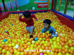 Alamat workshop kami jual pabrik bola plastik bola mandi bola : Bee Bee Land Depok Mall Tempat Main Super Seru Untuk Anak Anak Rumika S Journey
