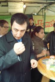 Speaking about his background and his values, he had this to say: Cem Ozdemir Auf Dem Buttermarkt In Kempen Cem Ozdemirs Auf Flickr