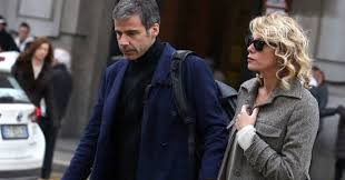 Il grande pubblico la ricorda soprattutto per il suo debutto tv alla tv delle ragazze e per il ruolo della moglie isterica (il marito è fabio traversa). Alessia Marcuzzi Marito Furioso Gli Amici Lo Chiamano Per Prenderlo In Giro La Famiglia Nega Il Saluto