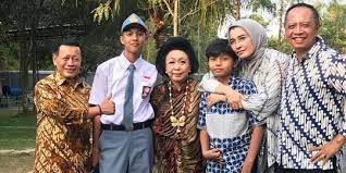 Maybe you would like to learn more about one of these? Jarang Tersorot Ini Potret Kediaman Habib Syech Bin Abdul Qodir Assegaf Merdeka Com