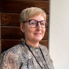 Sarah har lov å se døtrene bare 18 timer i året, men fosterforeldrene gir  henne mye mer