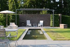 Die Aufteilung Des Modernen Hauses Wird Uber Die Architektonische Formensprache Der Gartengestaltung Aufgegriffen Diese Wohnl Wasserbecken Gebaudehulle Garten