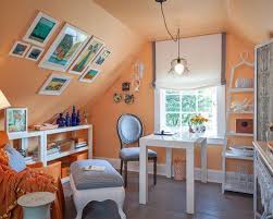 Em Ambientes Com Sloped Or Slanted Ceilings Ficam Melhores Quando As Paredes E O Teto Sao Da M Paredes Inclinadas Casas Com Moldura Quarto Com Parede Inclinada