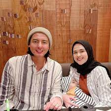 Roger danuarta dan cut meyriska panik anaknya demam dan rewel usai divaksin. Vxrm842qxea5wm
