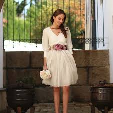 Se consideraban prendas clásicas y recurrentes para ir a trabajar o para las ocasiones más formales, hoy en día las camisas y las blusas se han reinventado hasta convertirse en prendas trendy e imprescindibles a la hora de crear tus looks. Falda Y Blusa Para Boda Civil