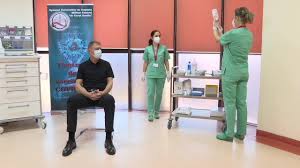 Președintele klaus iohannis a anunțat, astăzi, că vaccinarea este voluntară și gratuită și că în prima transșă vom primi un milion de doze de vaccin. Stirileprotv Live Acum PreÈ™edintele Romaniei Klaus