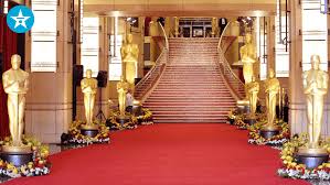 27 Zoom Backgrounds Inspired By Hollywood Hollyfy Blog Red Carpet Oscars Red Carpet Background Grammy Red Carpet