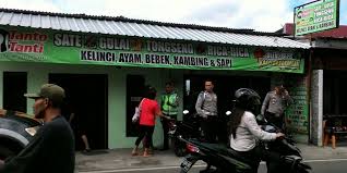Kemarin gw ke bandung sekeluarga untuk ke nikahan temen gw. Tengah Makan Sate Kelinci Pengujung Wisata Bandungan Dijambret