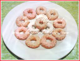 المقادير::كوب سكر وكوب ماء اخلطيهن بالملعقة في كاس كبيرمع ظرفين فانيلا حتى يذوب السكر.حطي في صونية كبيرة كوب زيت وعليه ملعقة كبيرة كمون كعك مطحون. Facebook