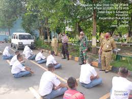 Maybe you would like to learn more about one of these? Koramil Dan Polsek Adiwerna Bantu Simulasikan Pembelajaran Tatap Muka Di Smkn 1 Adiwerna Website Tentara Nasional Indonesia