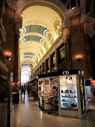 La galería güemes, inaugurada sobre la calle florida hace mas de un siglo, cuenta con el primer rascacielos porteño y el primero en el mundo en ser rascacielos y galería. File Buenos Aires Galeria Guemes 352 Jpg Wikipedia