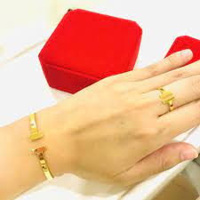 Mungkin anda mengenal jenis gelang bangle ini dari banyaknya film bollywood yang ada di tanah air. Gelang Emas Exclusive 1c Emas 916 Exclusive Bangle 1c Shopee Singapore