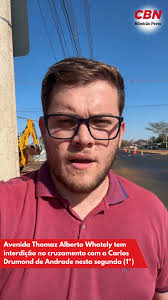 A avenida Thomas Alberto Whately tem interdição na faixa da esquerda  próximo ao cruzamento com a Carlos Drumond de Andrade, na zona Norte de  Ribeirão Preto, na manhã desta segunda-feira (1º)., A ...