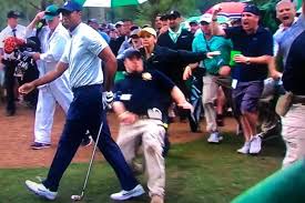 Tiger Woods Evite Un Tacle Au Masters L Equipe