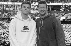 Michael ballacks söhne louis (geboren 2001), emilio (geboren 2002) und jordi (geboren 2005) spielen wie ihr vater fußball. Lgy5bpdbh0kegm