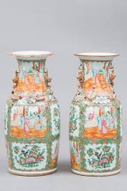 Paire De Vases En Porcelaine De Canton A Anses Zoomorphes Chine Xix Vase En Porcelaine Vases Porcelaine