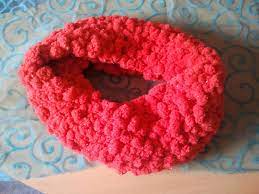 Anschließend ein satinband angenäht, durch das ein schalende gezogen wird, so kann man den schal als kuschelkragen tragen. Pompon Wolle Knuffeliges De