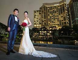 披露宴後に外で撮影 前撮りはしなかったので披露宴後に延長で東京駅周辺での撮影をお願いしました 夜のパレスホテル東京も大好きです palacehoteltokyo パレスホテル東京 wedding 撮影 wedding dresses lace dresses wedding dresses