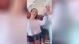 Das heiße Teenagerpärchen macht die virale Wipe-Up-TikTok-Challenge! 50  Sekunden, um zu bewundern, wie große, natürliche, gepiercte Titten hüpfen,  während sie gefickt wird.