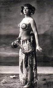 Mata hari in 1906, soon after the dutchwoman reinvented herself as an exotic dancer. Mata Hari Vintage Burlesque Kostume Selber Machen Halloween Kostum Selber Machen Karneval Kostum Selber Machen