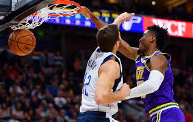 Donovan mitchell wins nba slam dunk contest with assist from kevin hart. Jazz Guard Donovan Mitchell Puts On A Show In His Return From Injury